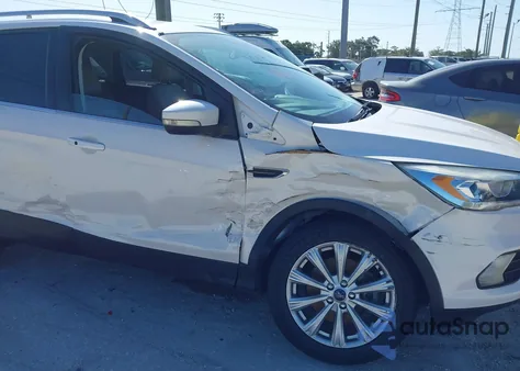 2017 Ford Escape Titanium z USA, uszkodzony, nr VIN 1FMCU9JDXHUE03734
